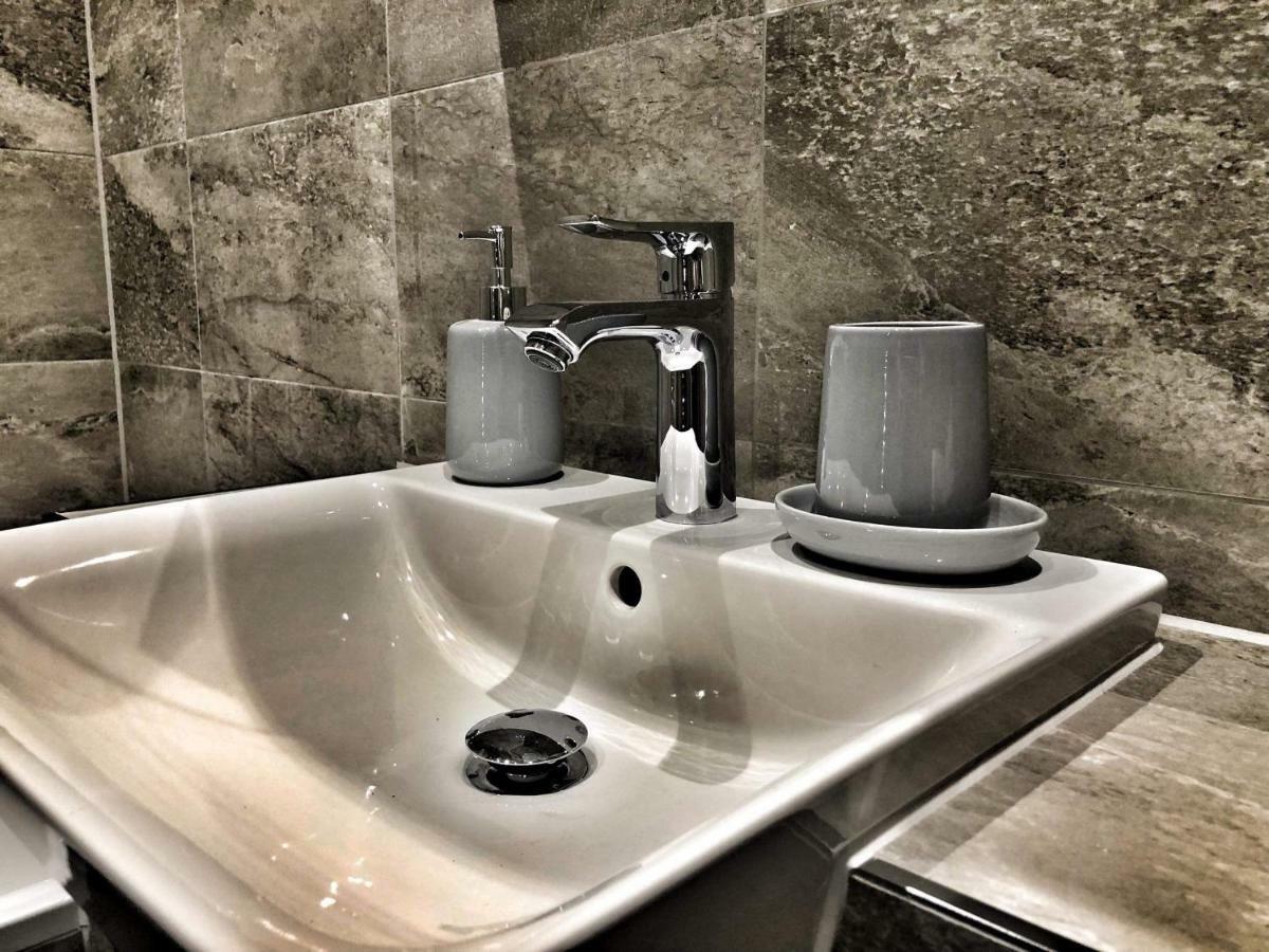 Luxury 2 Bed 2 Bath Apartment 18 Mins From Central London - Sleeps 6 Watford  Kültér fotó