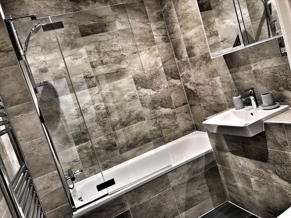 Luxury 2 Bed 2 Bath Apartment 18 Mins From Central London - Sleeps 6 Watford  Kültér fotó
