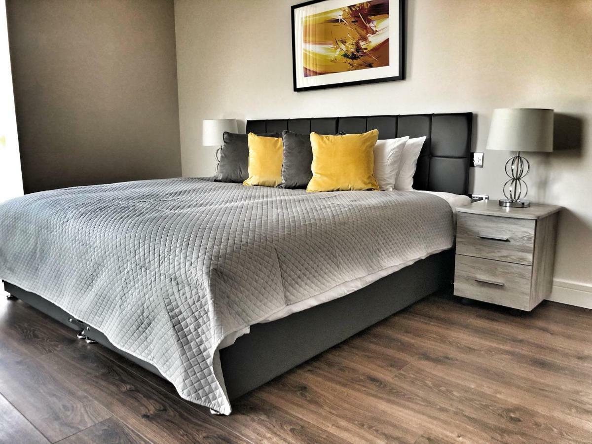 Luxury 2 Bed 2 Bath Apartment 18 Mins From Central London - Sleeps 6 Watford  Kültér fotó
