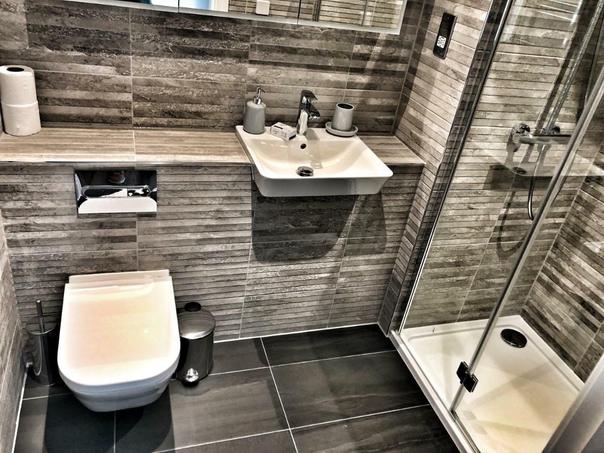 Luxury 2 Bed 2 Bath Apartment 18 Mins From Central London - Sleeps 6 Watford  Kültér fotó