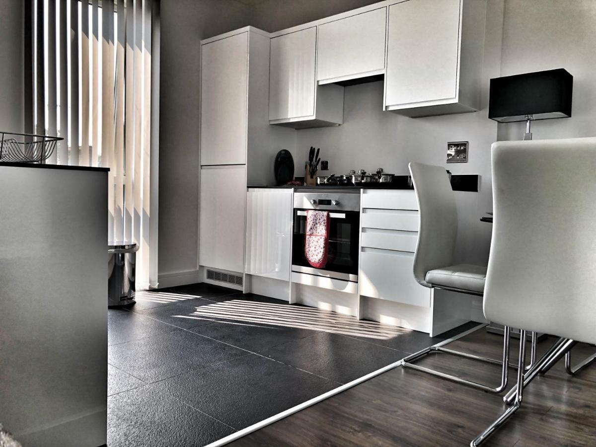 Luxury 2 Bed 2 Bath Apartment 18 Mins From Central London - Sleeps 6 Watford  Kültér fotó